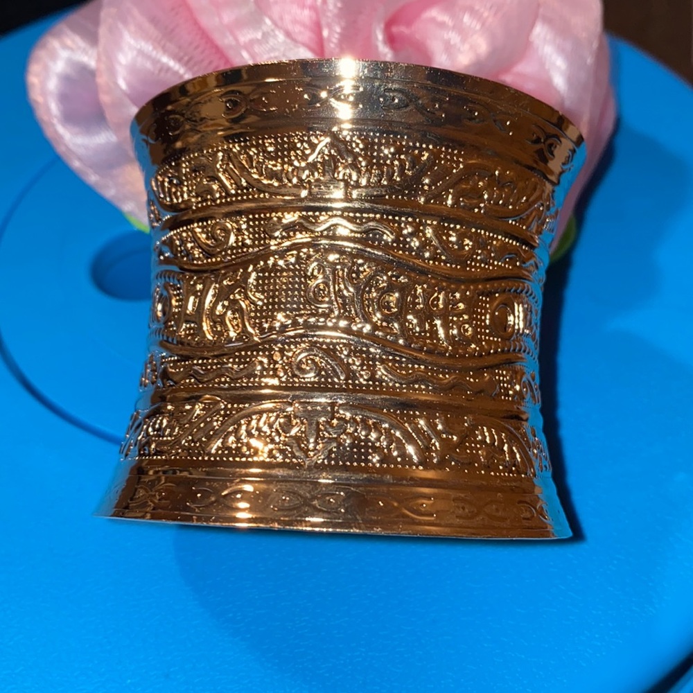 NWT elegant gold bracelet